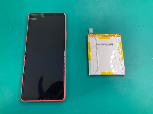 Xperia 10Ⅲ のバッテリー交換を行いました。